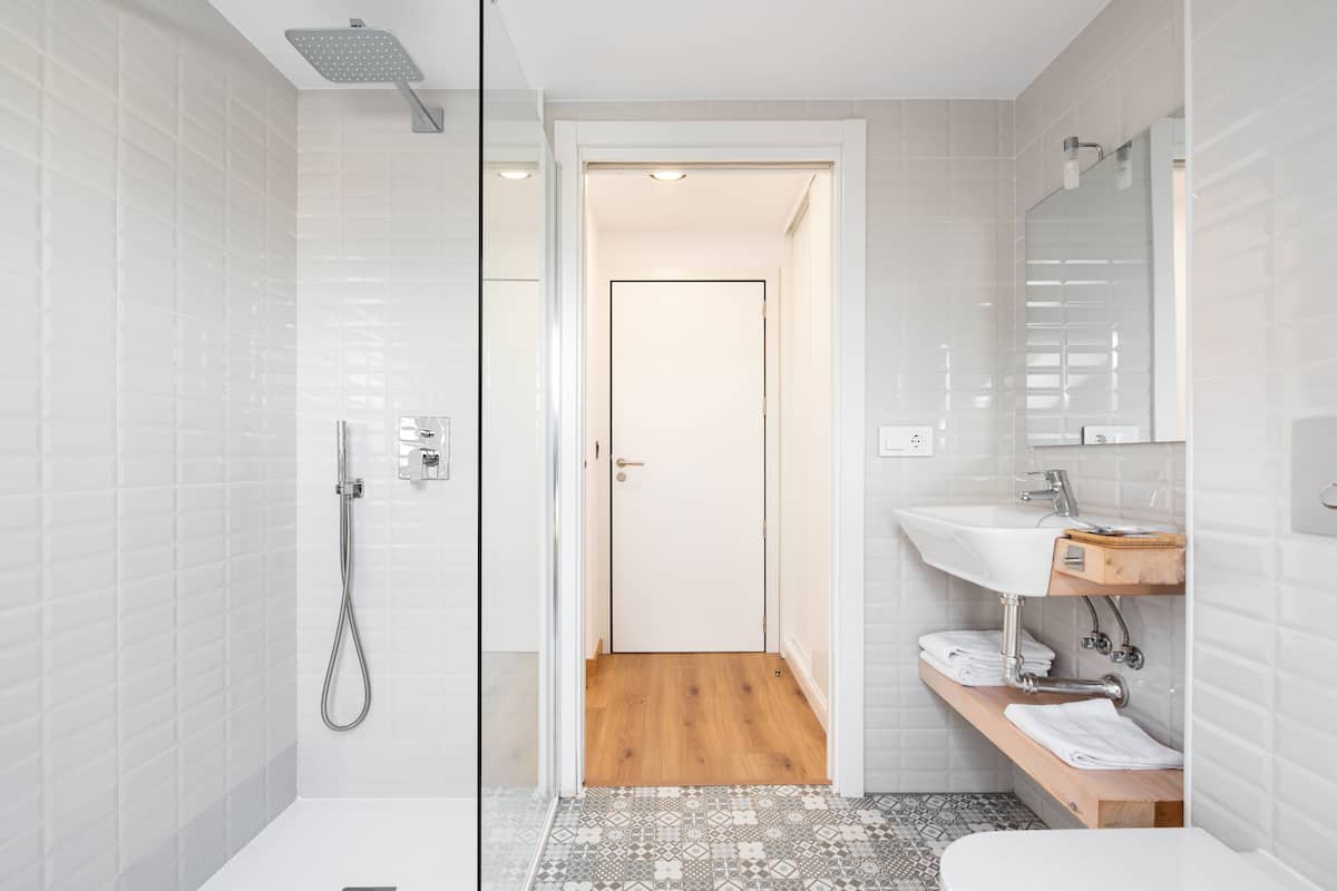 junior suite | bathroom | shower, free toiletries, hair dryer, towels