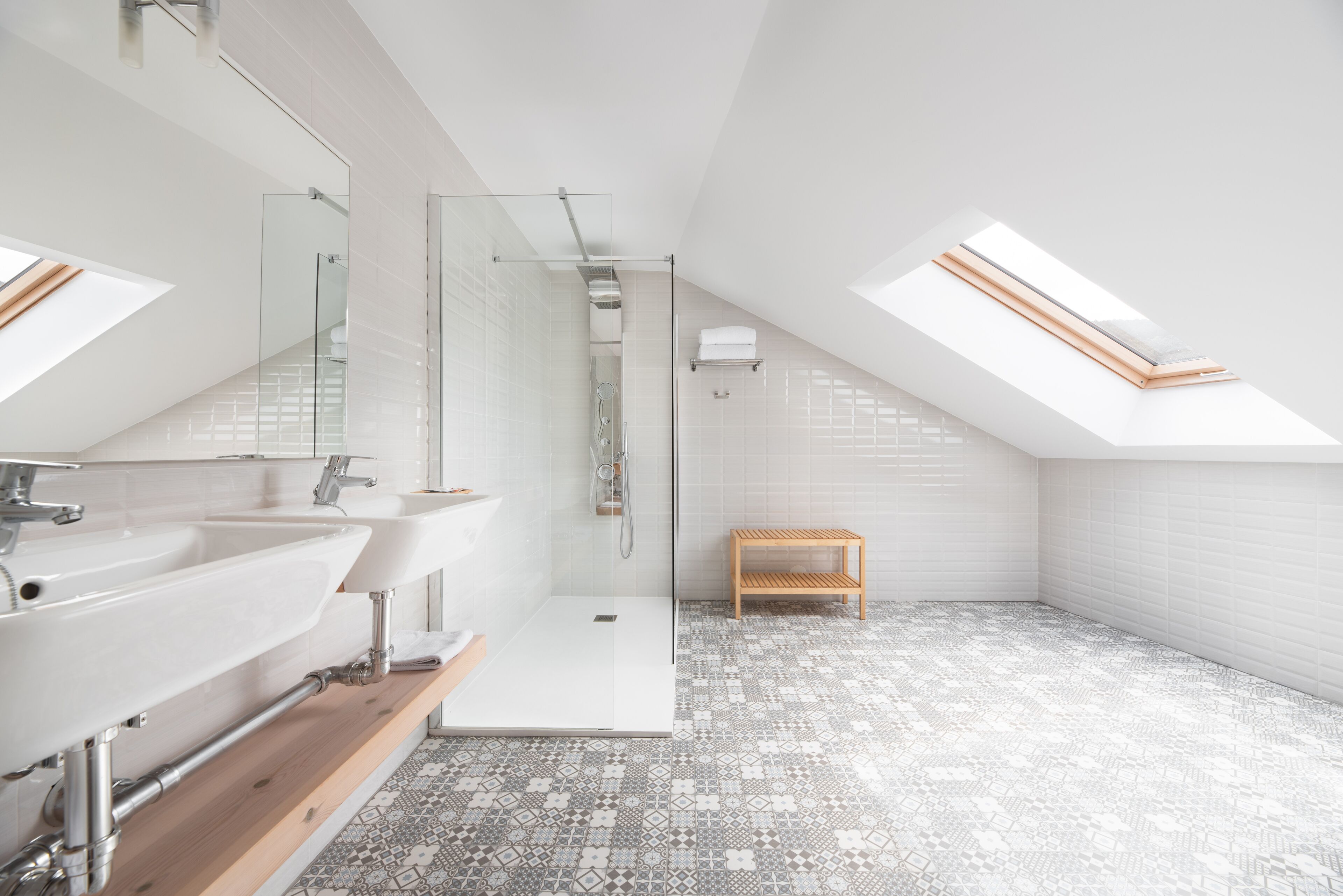 junior suite | bathroom | shower, free toiletries, hair dryer, towels