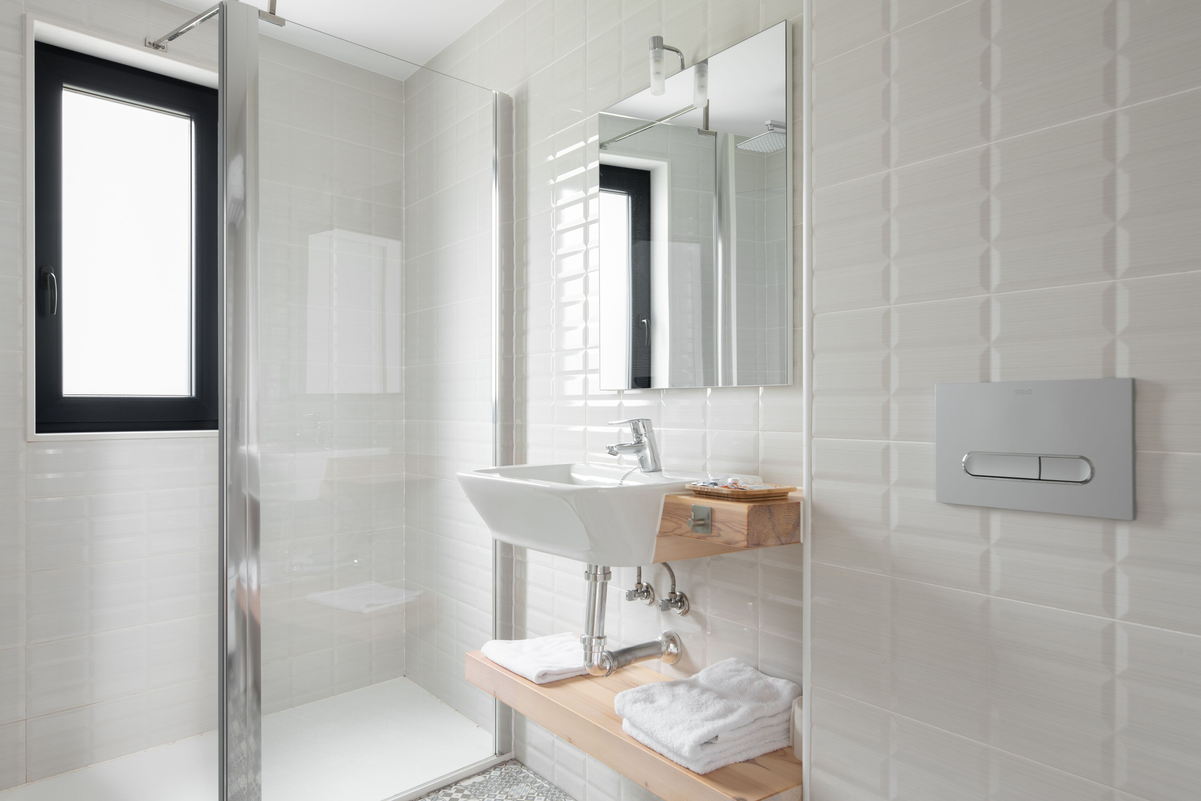 standard double or twin room, city view | bathroom | shower, free toiletries, hair dryer, towels