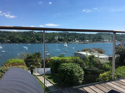 Emplacement exceptionnel pour cette maison pieds dans l'eau