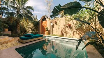 Outdoor pool, pool umbrellas, sun loungers