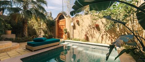 Ulkouima-allas, aurinkovarjoja, aurinkotuoleja