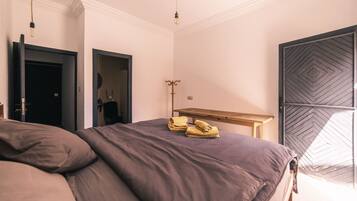 Klassieke kamer, 1 twee- of 2 eenpersoonsbedden | Luxe beddengoed, individueel gedecoreerd, een bureau, een laptopwerkplek