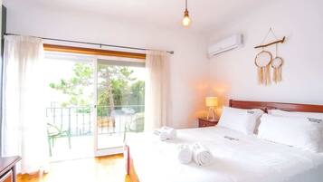 3 bedrooms, iron/ironing board, internet, bed sheets