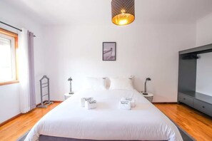 3 bedrooms, desk, iron/ironing board, WiFi