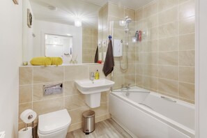 City Apartment, Multiple Beds | Bathroom