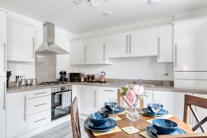 City Apartment, Multiple Beds | Dining