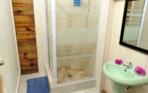 Shower, hair dryer, towels, soap - In Nature 2beds & 2baths , air conditioned (Soufriere)