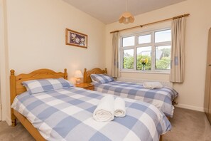 House | 3 bedrooms, laptop workspace, iron/ironing board, bed sheets - Green Leas (Swanage)