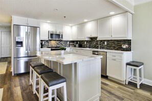 Mikrowelle, Geschirrspüler, Wasserkocher mit Kaffee-/Teezubehör, Toaster