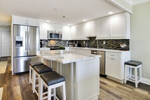 Een microgolfoven, een vaatwasser, een koffiezetapparaat/waterkoker