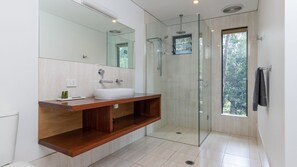 Combined shower/bathtub, hair dryer - Dux Nutz - Pacific Palms Holidays (Smiths Lake)