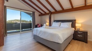 4 bedrooms, iron/ironing board, Internet, bed sheets