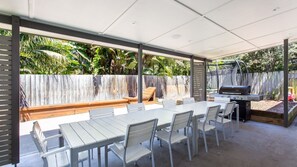 Outdoor dining - The Beach Shack - Pacific Palms Holidays (Blueys Beach)