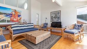 TV, DVD player - Blue Pacific - Pacific Palms Holidays (Boomerang Beach)