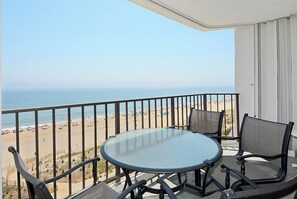 Outdoor dining - XPLORIE ACTIVITIES & LINENS INCLUDED*! THE PLAZA - Spacious 3BR/2BA condo located on the 8th floor. Indoor/outdoor pools & Tiki Bar! (Ocean City)