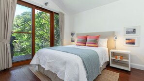3 bedrooms, iron/ironing board, Internet, bed sheets - Barefoot on Blueys - Blueys Beach (Blueys Beach)