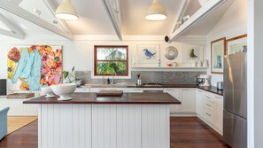 Fridge, microwave, oven, stovetop - Barefoot on Blueys - Blueys Beach (Blueys Beach)