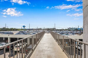 Eine Parkgarage mit mehreren Ebenen und blauem Himmel darüber.
