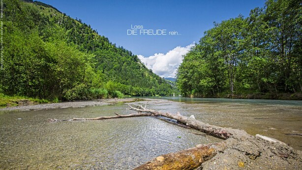 A river with clear water, surrounded by lush green hills. - Apartment Glacier View 14.2 with balcony (Kaprun)