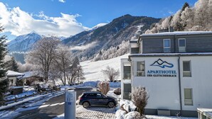 An apartment building with a mountain view, labeled "APARTHOTEL DER GLETSCHERBLICK." - Apartment Glacier View 14.2 with balcony (Kaprun)