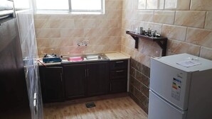Deluxe appartement | Privékeuken | Een magnetron, een kookplaat, een kinderstoel