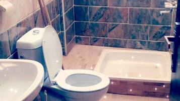 Deluxe Apartment | Bathroom | Combined shower/tub