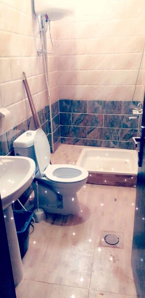 Deluxe Apartment | Bathroom | Combined shower/tub - Petra Holiday (Wadi Musa)