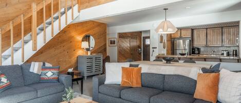 Fernseher, Kamin, DVD-Player