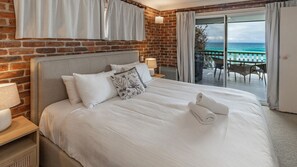 4 bedrooms, iron/ironing board, Internet, bed sheets - 124 Boomerang Drive - Pacific Palms Holidays (Boomerang Beach)