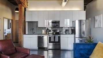 Apartamento, 2 habitaciones, no fumadores | Zona de estar | Televisión LED de 65 pulgadas con canales por cable, una televisión