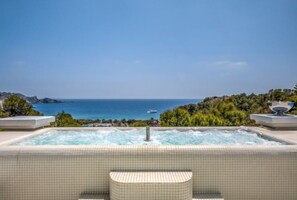 Bañera de hidromasaje al aire libre