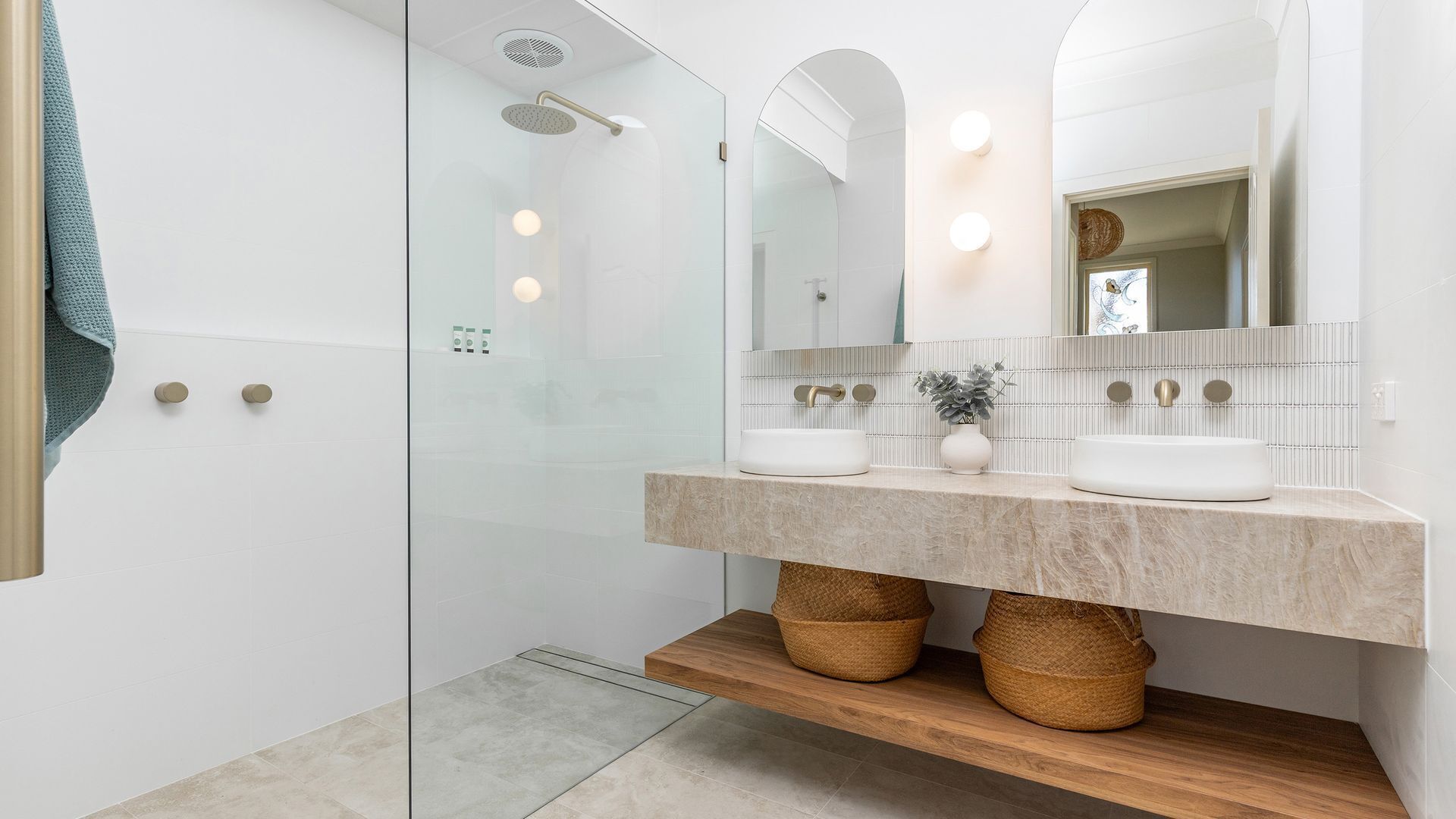 Bathtub, towels