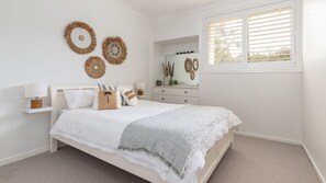 3 bedrooms, iron/ironing board, internet