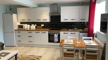 Réfrigérateur, micro-ondes, four, lave-vaisselle