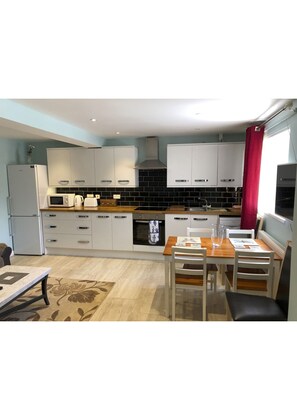 Fridge, microwave, oven, dishwasher - Spacious 3-bedroom house, Oxford (Oxford)