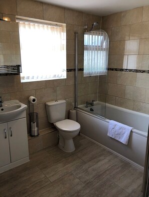 Combinazione doccia/vasca, asciugacapelli, asciugamani, sapone