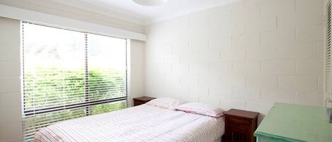 2 間睡房、熨斗/熨衫板