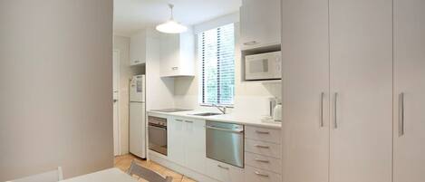 KĂŒhlschrank, Mikrowelle, Ofen, Herdplatte