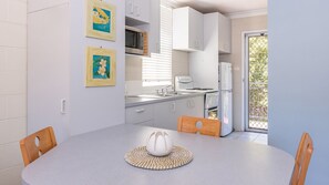 Fridge, microwave, oven, stovetop - Blueys Beach Villa Manyana 25 (Blueys Beach)