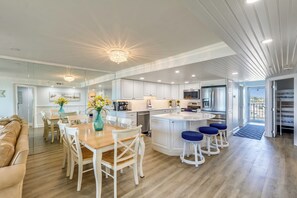 Dining - DAILY ACTIVITIES & LINENS INCLUDED*! Direct oceanfront 2BR/2BA with enclosed den (used as 3rd bedroom). (Ocean City)