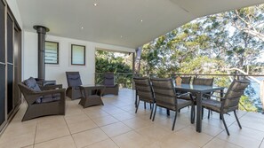 Outdoor dining - Sunset at Sandbar - Pacific Palms Holidays (Smiths Lake)