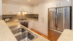 Een koelkast, een magnetron, een oven, een kookplaat