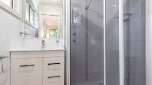 Bathtub, towels