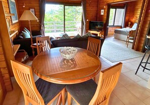 Familiehus, hageutsikt | Oppholdsområde | Flatskjerm-TV og DVD-spiller