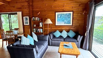Casa familiar, vista al jardín | Área de sala de estar | Televisión de pantalla plana y reproductor de DVD