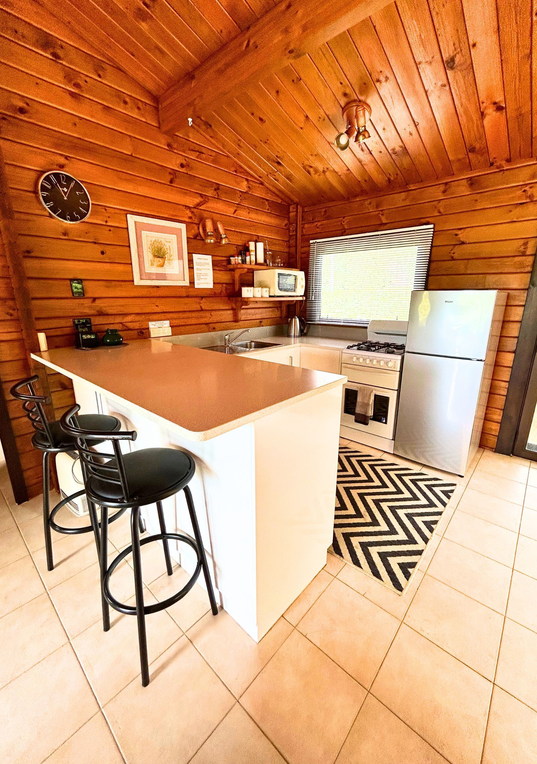 Een koelkast/vriezer, een magnetron, een oven, een kookplaat