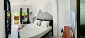 Escritorio, cortinas blackout y sistema de insonorización 