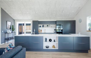 Kjøleskap, kokeplater, oppvaskmaskin og kaffetrakter/tekoker