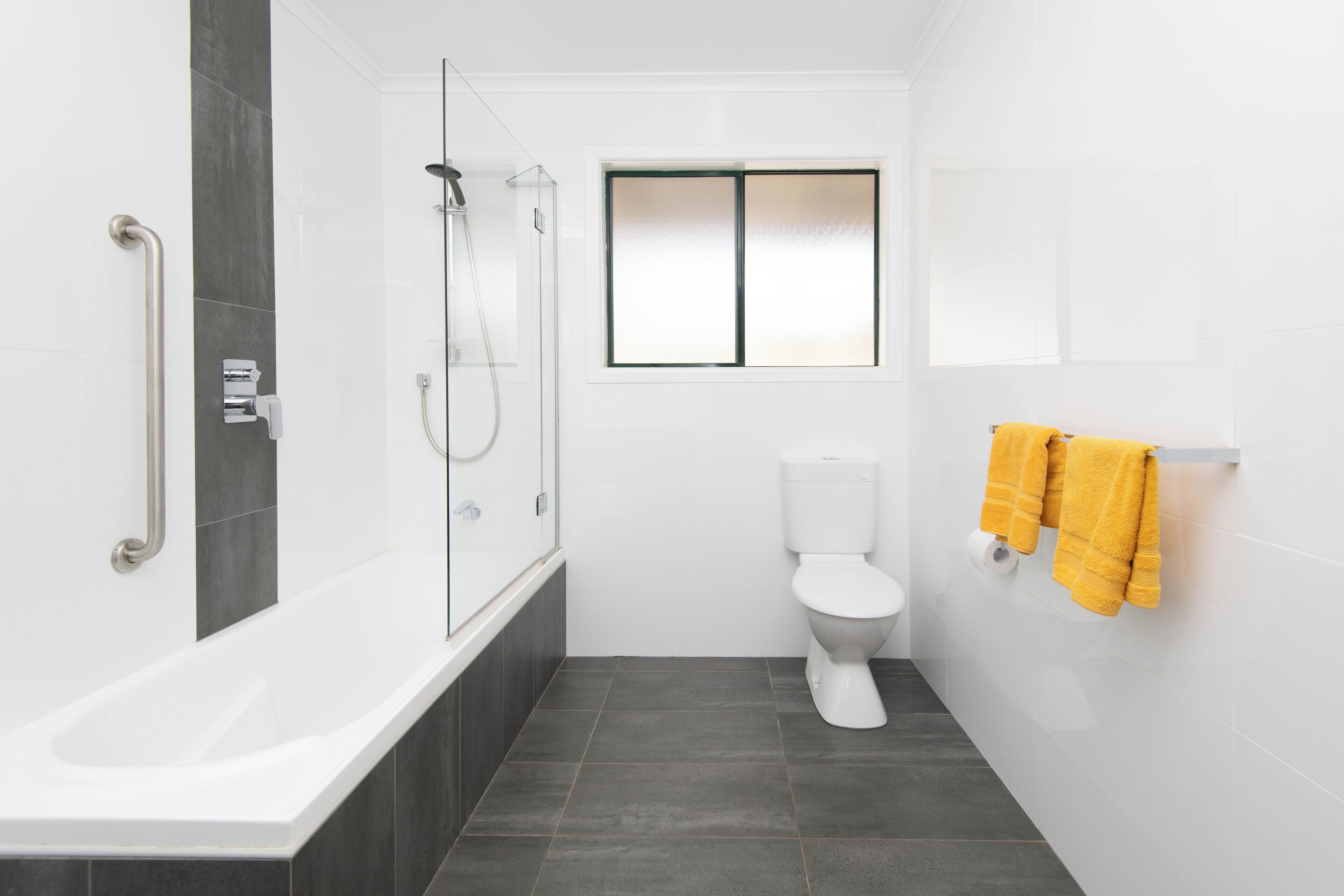 Talo | Kylpyhuone | Syvä kylpyamme, ilmaiset hygieniatuotteet, hiustenkuivaaja, pyyhkeet